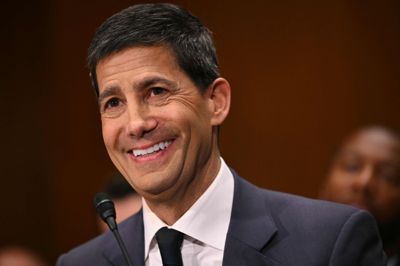 Kevin Warsh er blevet godkendt af Senatet i USA som den nye chef for USA's centralbank.