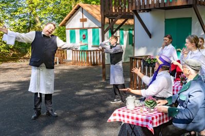 Brian Andersen spiller den kække tjener, Leopold, når »Sommer i Tyrol« er på programmet ved Thornings Friluftsspil.