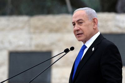 Israels premierminister, Benjamin Netanyahu, oplyser, at han har besøgt De Forenede Arabiske Emiraters præsident under Iran-krigen. Men De Forenede Arabiske Emirater afviser.