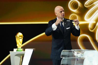 Fifa og fodboldforbundets præsident, Gianni Infantino, er blevet kritiseret for de skyhøje billetpriser til årets VM-slutrunde.