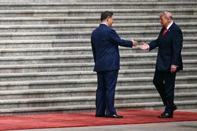 USA's præsident, Donald Trump, giver natten til torsdag dansk tid sit kinesiske modstykke, Xi Jinping, hånden i Beijing.