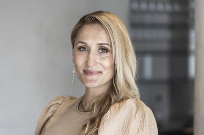 Skuespiller Marijana Jankovic har instrueret sin første spillefilm. Det er en personlig skildring af hendes jugoslaviske families vej til Danmark.
