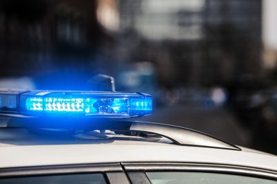 En 20-årig mand har muligvis brækket armen efter et solouheld natten til torsdag, hvor han kørte i grøften.