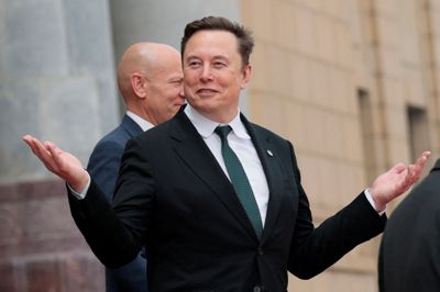 Teslas topchef, Elon Musk, er med USA's præsident på besøg i Kina. Her forsikrede Kinas præsident ham og andre amerikanske direktører om, at USA's virksomheder står over for store muligheder i Kina.