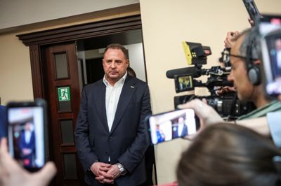 Zelenskyjs tidligere nære rådgiver, Andrij Jermak, mødte tirsdag i retten i en korruptionssag, hvor han er mistænkt. En domstol har torsdag besluttet, at han skal tilbageholdes eller betale en kaution.