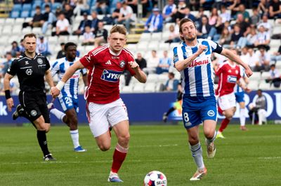 Callum McCowatt er her i løbeduel med OB's Rasmus Falk.