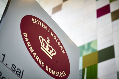 På vej hjem fra en helt anden sag ved Retten i Holbæk udøvede de to unge mænd grov vold med et overfald på en mand, der ifølge anklagemyndigheden havde provokeret dem.
