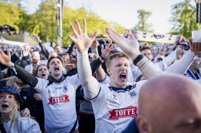 Søndag stod det klart, at AGF havde sikret sig sit første danske mesterskab i 40 år. Når sæsonens sidste kamp spilles søndag, bliver der igen storskærmsarrangement i Tivoli Friheden.