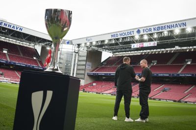 FC Københavns cheftræner, Bo Svensson, og FC Midtjyllands cheftræner, Mike Tullberg, taler sammen dagen før pokalfinale.