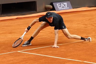 Jannik Sinner i aktion mod Andrey Rublev i kampen, hvor italieneren slog rekorden for flest Masters 1000-sejre i træk.
