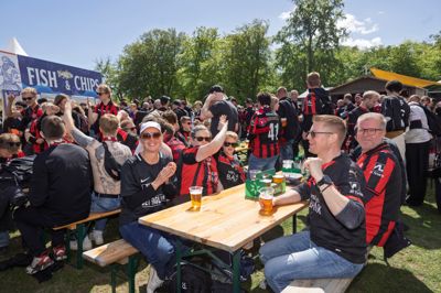 I tusindvis af FCM-fester nød solen, fællesskabet og de kolde øl i fanzonen i Fælledparken.