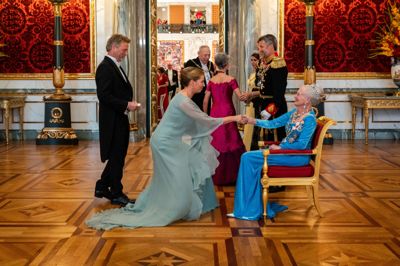 Mette Frederiksen, der her nejer for dronning Margrethe i 2022, er dybt berørt over nyheden om, at den 86-årige dronning er blevet indlagt med hjertekrampe.