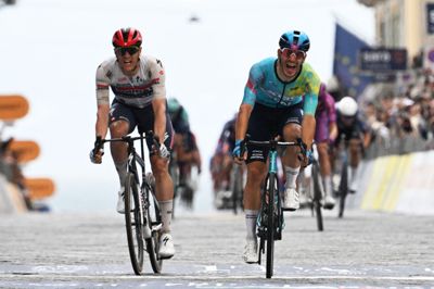 Davide Ballerini vandt etapen foran Jasper Stuyven.
