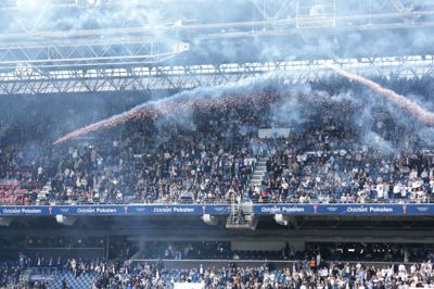 Der fløj raketter ind over banen fra FCK's fanafsnit kort før anden halvlegs start i pokalfinalen.