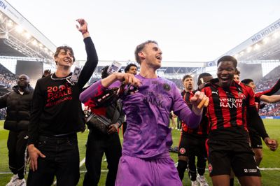 Elias Olafsson (i lilla) jubler over pokaltitlen med holdkammeraterne foran endetribunen i Parken, hvor 16.500 fans var på plads. Den islandske målmand dedikerede triumfen til de medrejsende supportere.