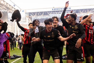 Matchvinder Han-beom Lee bliver fejret af holdkammeraterne efter triumfen i Parken.