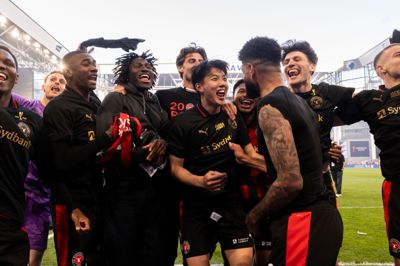 Matchvinderen, Han-beom Lee, scorer den højeste bedømmelse efter pokaltriumfen.
