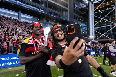 Kevin Mbabu fik sig i torsdagens pokalfinale et minde for livet i sin måske næstsidste kamp for FC Midtjylland. Her foreviger den 31-årige schweizer øjeblikket i selskab med Superligaens skadede topscorer, Franculino Djú. De medlevende fans skaber en flot baggrund.