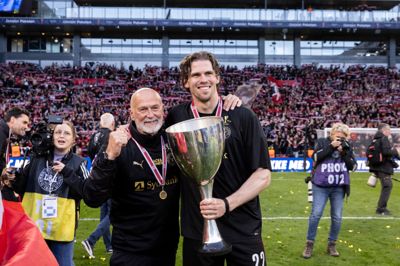 FCM-anfører Mads Bech Sørensen poserer med pokalen samme med mentaltræner B.S. Christiansen. Sørensen blev også kåret som årets pokalfighter.