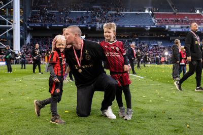 Cheftræner Mike Tullberg var lettet og lykkelig efter pokaltriumfen. Han festede både med spillerne, sit trænerteam, FCM-lederne og ikke mindst sine egne børn. Han har fire - her får den ene af dem et kys fra pokalvinder-far.
