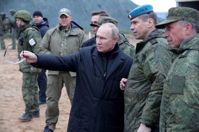 Billedet er fra oktober 2022 og viser Ruslands præsident, Vladimir Putin, der besøger et anlæg til træning af militære styrker i Rjazan. Regionen meldes fredag morgen ramt af dødeligt angreb.