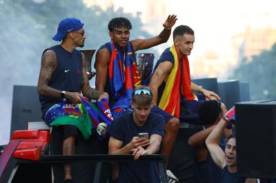 Lamine Yamal (i midten) fejrer Barcelonas mesterskab under klubbens åbne busparade, hvor han på et tidspunkt viftede med et palæstinensisk flag.