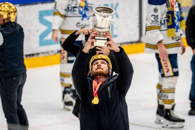 Garth Murray undersøger DM-pokalen, som han for nogle uger siden var med til at hente til Herning for første gang i 14 år. Nu har guldtræneren skrevet under på en ny toårig kontrakt med Blårævene. Han fortsætter parløbet med assistenttræner Barry Smith.
