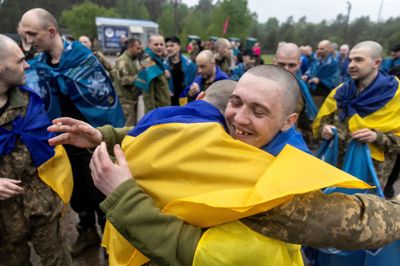 Ukrainske soldater, som har været holdt fanget af Rusland, bliver frigivet som led i en fangeudveksling mellem Ukraine og Rusland.