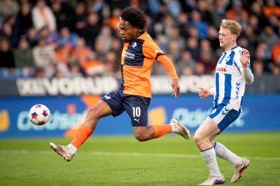 OB's Julius Berthel Askou (t.h.), der begyndte sin fodboldkarriere i Hammerum IF, står ifølge rygter foran et stort skifte til Bundesliga-klubben Werder Bremen. Her er forsvarstalentet i duel med Randers-spilleren Warren Caddy.