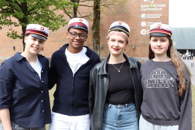 Traditionen tro kommer årets allerførste studenter fra den internationale linje på Ikast-Brande Gymnasium. Her er en flok af dem samlet. Fra venstre er det Liliana Barabas, Kiene Rómulo, Stine Bro Noe og Sophie Morley-Davies.