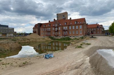 Ejnar Kristiansen er efter seks år endnu ikke begyndt på byggeriet af de 94 lejligheder i Teglhaven, der skal ligge på sygehusgrunden, hvor der engang var psykiatrisk afdeling. I baggrunden er nye beboere flyttet ind i de nyrenoverede lejligheder i den ældste del af det tidligere sygehus, mens Herning Kommune er i gang med at anlægge et nyt torv.