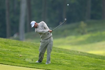 Nicolai Højgaard viste torsdag lovende takter i første runde af majorturneringen PGA Championship. Fredag raslede han ned i turneringen og blev passeret af sin tvillingebror i turneringens samlede stilling.