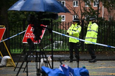Overvågningsgrupper melder om en stigning i både antisemitiske og islamofobiske hændelser i Storbritannien. I oktober sidste år blev to personer dræbt og flere andre kritisk såret af knivstik, da en mand angreb en synagoge i Manchester.