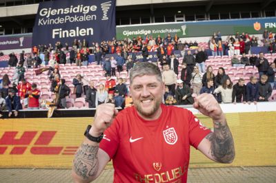 Chris Sargeant står i sin tredje pokalfinale som FC Nordsjælland-træner. Her fejrer han finalesejren over Brøndby i 2024.