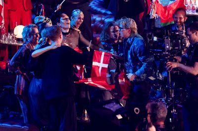 Glassene smadrede, da den danske delegation jublede i ekstase over, at Søren Torpegaard Lund torsdag gik videre til Eurovision-finalen, som løber af stablen lørdag.