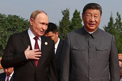 Putin og Xi står sammen ved en stor militærparade, der markerer
80-året for afslutningen på Anden Verdenskrig. Det var i september 2025.