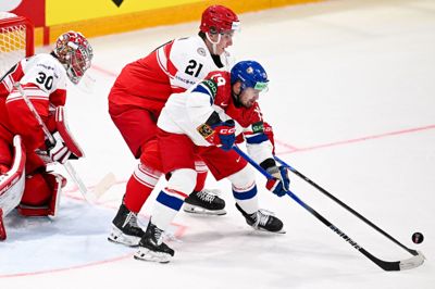Målmand Mads Søgaard havde en travl aften mod Tjekkiet. Her forsvarer han målet sammen med en anden VM-debutant, Kasper Larsen.
