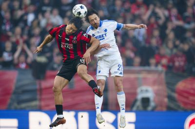 FC Midtjyllands Cho Gue-sung og FC Københavns Thomas Delaney er i hovedstødsduel i torsdagens pokalfinale, som midtjyderne vandt 1-0 efter et mål af Lee Han-beom.