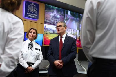 Den britiske premierminister, Keir Starmer, mødes med betjente forud for demonstrationer denne weekend.