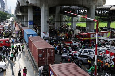 Et tog er lørdag kollideret med en bus og flere biler i den thailandske hovedstad, Bangkok.