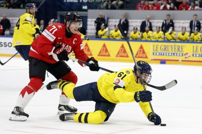 Med sine 18 år 64 dage blev Viggo Björck den yngste VM-spiller i svensk ishockeyhistorie, da Sverige tabte 3-5 til Canada fredag aften. Her duellerede Björck blandt andre med Canadas supertalent Macklin Celebrini.