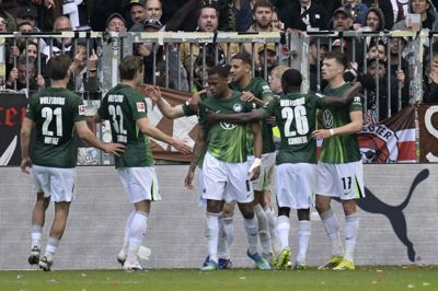 Wolfsburg vandt den direkte nedrykningsduel mod St. Pauli med 3-1 i Hamburg.
