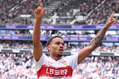Stuttgarts Nikolas Nartey jubler efter sin scoring til 2-0 mod Frankfurt.
