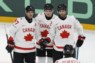 Macklin Celebrini (i midten) leverede to scoringer i Canadas afklapsning af Italien.