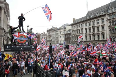Støtter af den britiske højrefløjsaktivist Tommy Robinson på gaden i London lørdag.