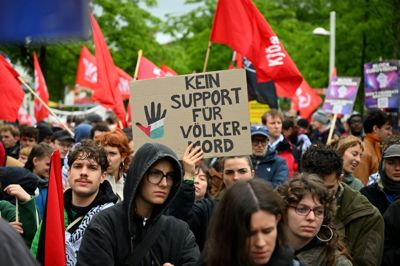 »Kein Support Für Folkermord« - ingen støtte til folkedrab - er budskabet på en af demonstranternes skilte.