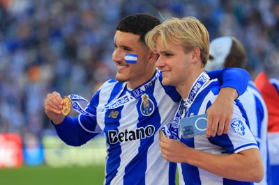 Victor Froholdt (til højre) fejrer det portugisiske mesterskab efter sidste kamp, hvor han også blev kåret til årets spiller i ligaen.