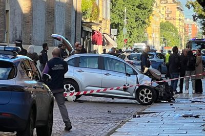 Bilen kørte ind over fortovet i det centrale Modena, hvor den ramte flere fodgængere.