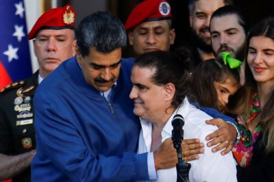 Venezuelas tidligere præsident, Nicols Maduro, omfavner Alex Saab, efter at Saab blev løsladt fra fængsel i USA i 2023. Nu er Saab endnu en gang blevet udvist til USA.