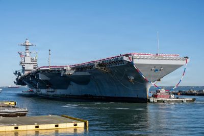 Verdens største hangarskib vendte lørdag hjem til USA efter omkring 11 måneders udsendelse.